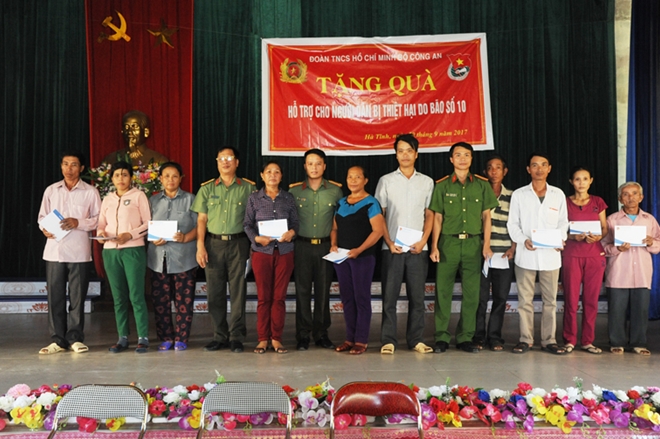 Đoàn công tác thăm hỏi, động viên và trao quà hỗ trợ tới bà con xã Kỳ Phong, huyện Kỳ Anh.